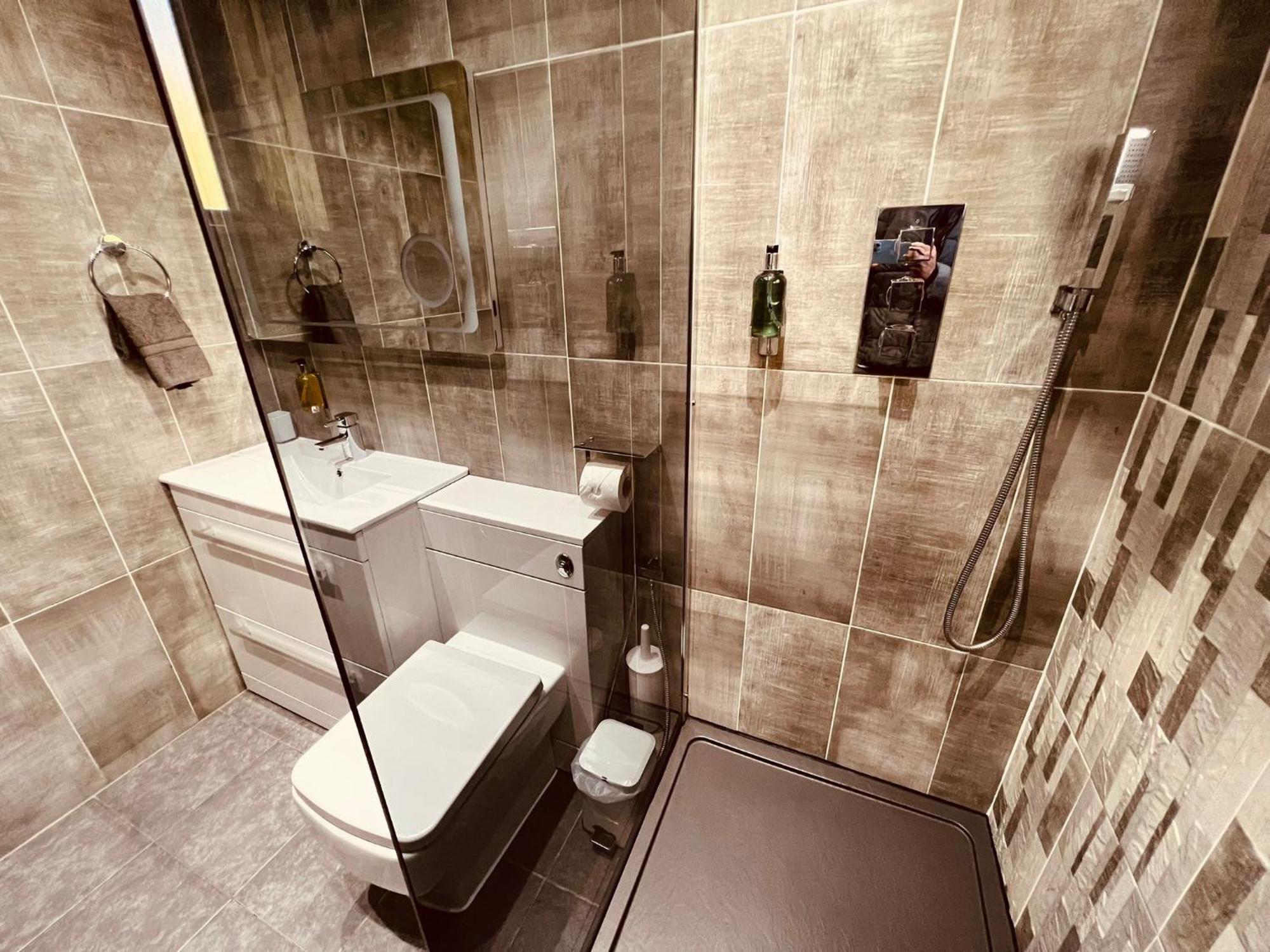 Modern Suites -5 Bedroom House- With Free Parking Birmingham City Exterior foto